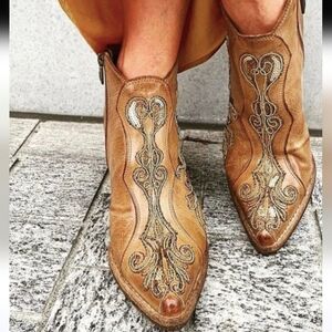 NWT Marco Delli Fiddlehead Fern Embroidered Ankle Booties